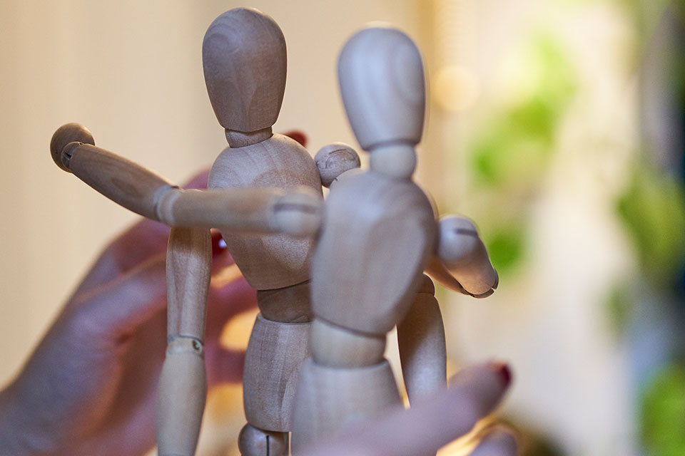 Couples therapy example with wooden figures